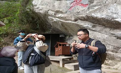 杨平恒教师在讲授天生三桥形成原因  麦惠鑫